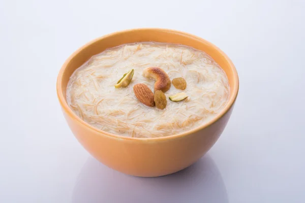 Süße kheer oder khir payasa, gil-e-firdaus, fereni auch bekannt als schiere khurma seviyan, beliebtes süßes Gericht — Stockfoto