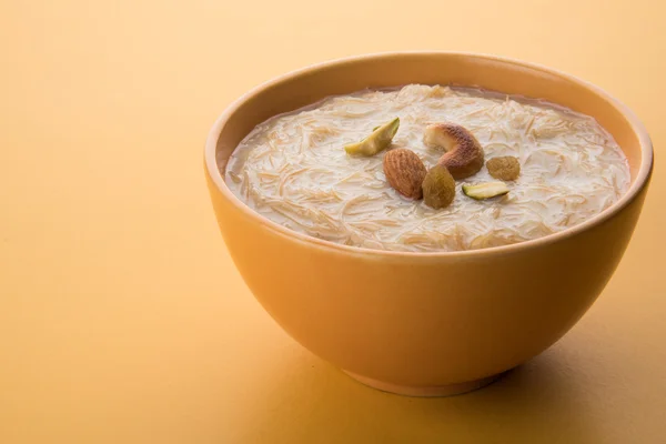 Doux Kheer ou khir payasa, gil-e-firdaus, fereni également connu sous le nom de Sheer Khurma Seviyan, plat sucré populaire — Photo