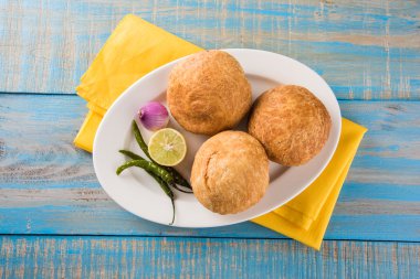 Kachori veya Kachauri veya Kachodi veya Katchuri bir baharatlı popüler çeşitli yerlerinde Hindistan, pakistan çerezim. yeşil salata ile beyaz pudina Hint turşusu ve çay çanak çömlek