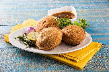 Kachori veya Kachauri veya Kachodi veya Katchuri bir baharatlı popüler çeşitli yerlerinde Hindistan, pakistan çerezim. yeşil salata ile beyaz pudina Hint turşusu ve çay çanak çömlek