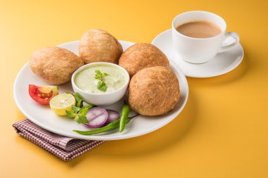 Kachori veya Kachauri veya Kachodi veya Katchuri bir baharatlı popüler çeşitli yerlerinde Hindistan, pakistan çerezim. yeşil salata ile beyaz pudina Hint turşusu ve çay çanak çömlek