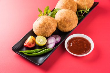 Kachori veya Kachauri veya Kachodi veya Katchuri bir baharatlı popüler çeşitli yerlerinde Hindistan, pakistan çerezim. yeşil salata ile beyaz pudina Hint turşusu ve çay çanak çömlek