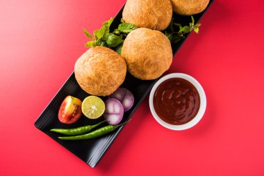 Kachori veya Kachauri veya Kachodi veya Katchuri bir baharatlı popüler çeşitli yerlerinde Hindistan, pakistan çerezim. yeşil salata ile beyaz pudina Hint turşusu ve çay çanak çömlek