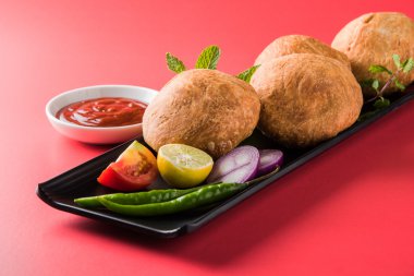 Kachori veya Kachauri veya Kachodi veya Katchuri bir baharatlı popüler çeşitli yerlerinde Hindistan, pakistan çerezim. yeşil salata ile beyaz pudina Hint turşusu ve çay çanak çömlek