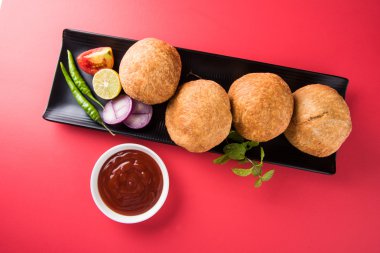 Kachori veya Kachauri veya Kachodi veya Katchuri bir baharatlı popüler çeşitli yerlerinde Hindistan, pakistan çerezim. yeşil salata ile beyaz pudina Hint turşusu ve çay çanak çömlek