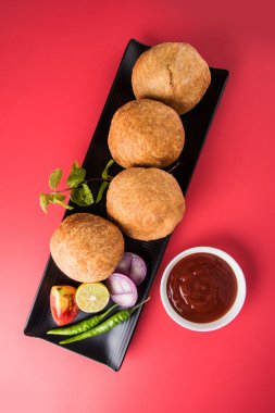 Kachori veya Kachauri veya Kachodi veya Katchuri bir baharatlı popüler çeşitli yerlerinde Hindistan, pakistan çerezim. yeşil salata ile beyaz pudina Hint turşusu ve çay çanak çömlek