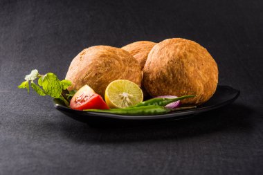Kachori veya Kachauri veya Kachodi veya Katchuri bir baharatlı popüler çeşitli yerlerinde Hindistan, pakistan çerezim. yeşil salata ile beyaz pudina Hint turşusu ve çay çanak çömlek