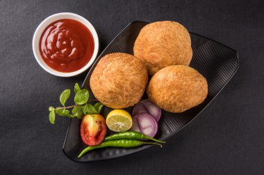 Kachori veya Kachauri veya Kachodi veya Katchuri bir baharatlı popüler çeşitli yerlerinde Hindistan, pakistan çerezim. yeşil salata ile beyaz pudina Hint turşusu ve çay çanak çömlek