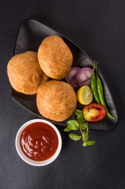 Kachori veya Kachauri veya Kachodi veya Katchuri bir baharatlı popüler çeşitli yerlerinde Hindistan, pakistan çerezim. yeşil salata ile beyaz pudina Hint turşusu ve çay çanak çömlek