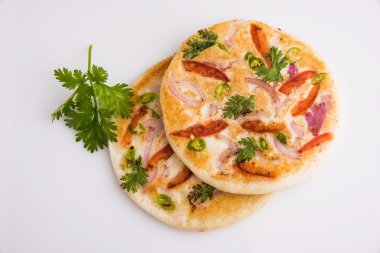 güney hint gıda, kişniş yaprağı ile beyaz seramik plaka hindistan cevizi chutney ile iki uttapam, closeup ve ön görünümü, beyaz arka plan üzerinde izole