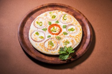 güney hint gıda, kişniş yaprağı ile beyaz seramik plaka hindistan cevizi chutney ile iki uttapam, closeup ve ön görünümü, beyaz arka plan üzerinde izole