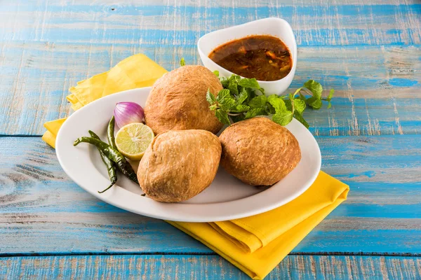 Kachori або Kachauri або Kachodi або Katchuri є пряні закуски популярні в різних частинах Індії, Пакистану. зелений салат, pudina чатні і чай в білий посуд — стокове фото