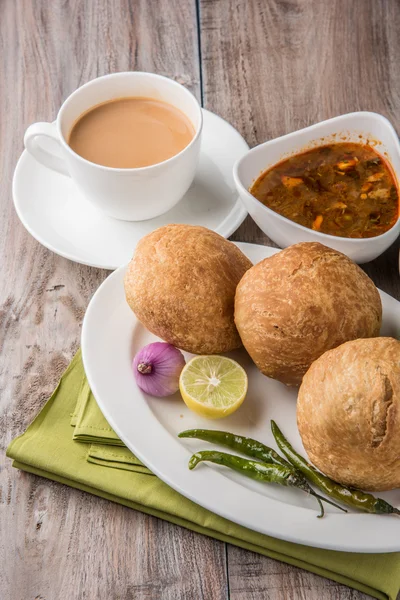 Kachori eller Kachauri eller Kachodi eller Katchuri är en kryddig mellanmål populära i olika delar Indien, pakistan. med grönsallad, pudina chutney och te i vit porslin — Stockfoto
