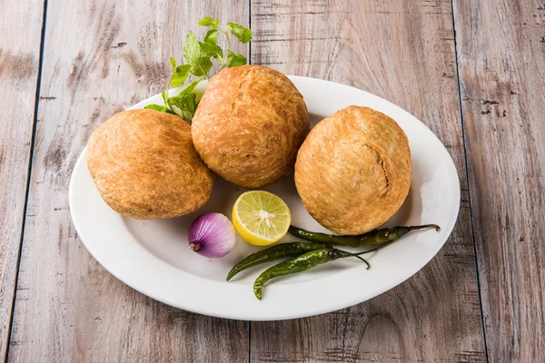 Kachori ou Kachauri ou Kachodi ou Katchuri é um lanche picante popular em várias partes da Índia, Paquistão. com salada verde, chutney pudina e chá em louça branca — Fotografia de Stock