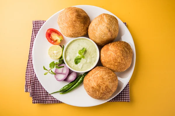 Kachori o Kachauri o Kachodi o Katchuri è uno spuntino piccante popolare in varie parti dell'India, in pakistan. con insalata verde, chutney di pudina e tè in stoviglie bianche — Foto Stock