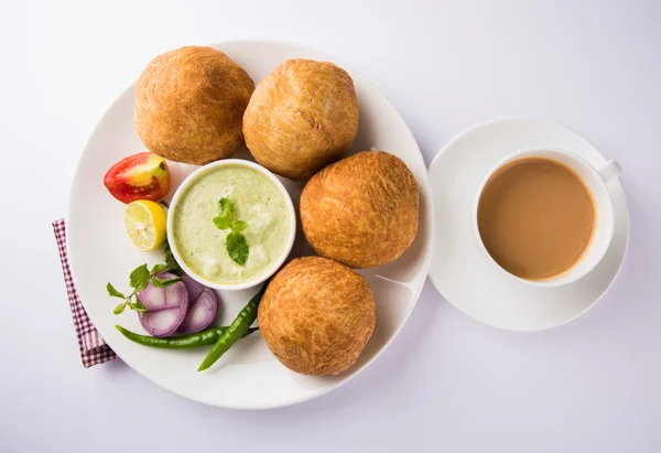 Kachori ή Kachauri ή Kachodi ή Katchuri είναι ένα πικάντικο δημοφιλές σνακ σε διάφορα μέρη Ινδία, Πακιστάν. Πράσινη σαλάτα, pudina chutney και τσάι σε λευκά σερβίτσια — Φωτογραφία Αρχείου