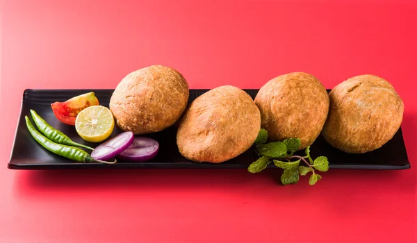 Kachori або Kachauri або Kachodi або Katchuri є пряні закуски популярні в різних частинах Індії, Пакистану. зелений салат, pudina чатні і чай в білий посуд — стокове фото