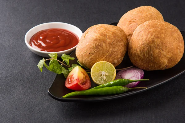 Kachori ou Kachauri ou Kachodi ou Katchuri é um lanche picante popular em várias partes da Índia, Paquistão. com salada verde, chutney pudina e chá em louça branca — Fotografia de Stock