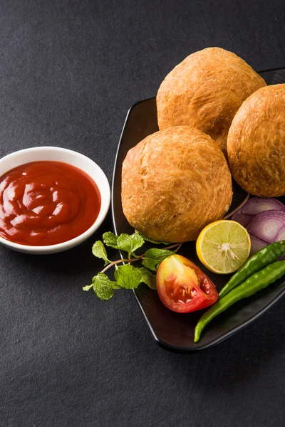 Kachori ou Kachauri ou Kachodi ou Katchuri é um lanche picante popular em várias partes da Índia, Paquistão. com salada verde, chutney pudina e chá em louça branca — Fotografia de Stock