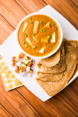 hint gıda paneer tereyağı masala chapati / roti / paratha / fulka / yeşil salata ile hint ekmeği ile servis