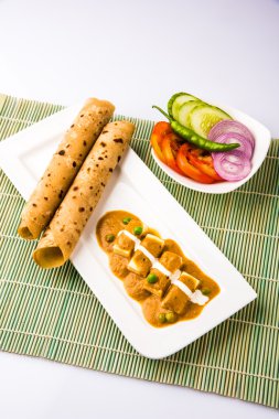 hint gıda paneer tereyağı masala chapati / roti / paratha / fulka / yeşil salata ile hint ekmeği ile servis