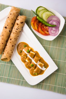 hint gıda paneer tereyağı masala chapati / roti / paratha / fulka / yeşil salata ile hint ekmeği ile servis