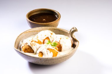 hint dahi vada veya dahi bhalla, demirhindi veya imli chutney ile servis seramik kase servis