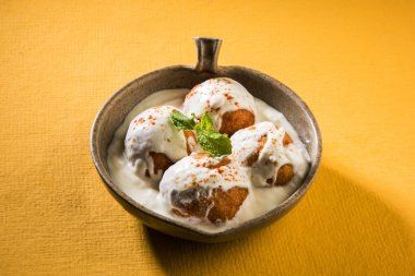 hint dahi vada veya dahi bhalla, demirhindi veya imli chutney ile servis seramik kase servis