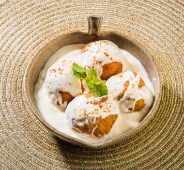 hint dahi vada veya dahi bhalla, demirhindi veya imli chutney ile servis seramik kase servis