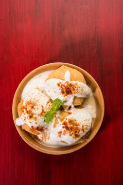 hint dahi vada veya dahi bhalla, demirhindi veya imli chutney ile servis seramik kase servis