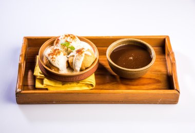 hint dahi vada veya dahi bhalla, demirhindi veya imli chutney ile servis seramik kase servis