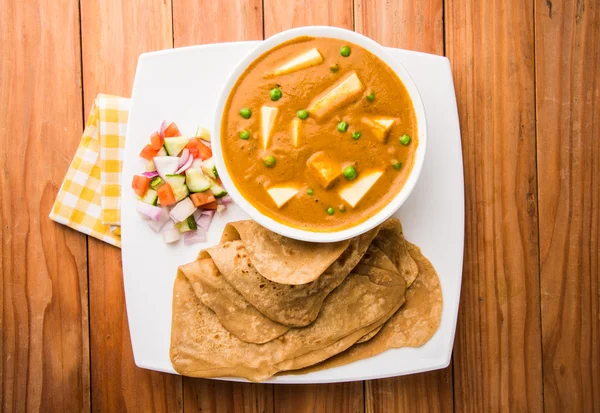 Indian food paneer butter masala served with chapati / roti / paratha / fulka / indian bread with green salad — Stock Photo, Image