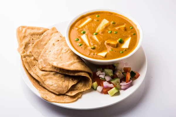 Hint gıda paneer tereyağı masala chapati / roti / paratha / fulka / yeşil salata ile hint ekmeği ile servis — Stok fotoğraf