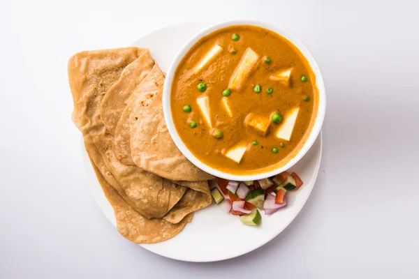 Indian food paneer butter masala served with chapati / roti / paratha / fulka / indian bread with green salad — Stock Photo, Image