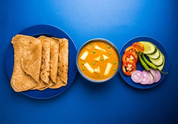 Indian food paneer butter masala served with chapati / roti / paratha / fulka / indian bread with green salad — Stock Photo, Image