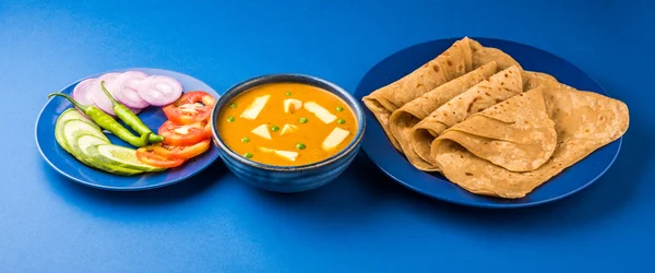 Indian food paneer butter masala served with chapati / roti / paratha / fulka / indian bread with green salad — Stock Photo, Image