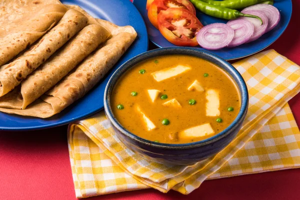 Hint gıda paneer tereyağı masala chapati / roti / paratha / fulka / yeşil salata ile hint ekmeği ile servis — Stok fotoğraf