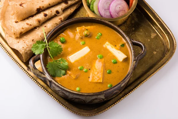 Indiai élelmiszer PANEER vaj masala tálalva chapati/roti/paratha/fulka/indiai kenyér, zöld saláta — Stock Fotó