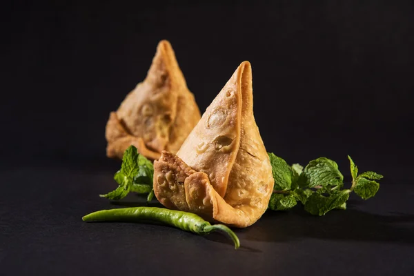 Zeleninová samosa, indické občerstvení — Stock fotografie