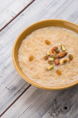tatlı Kheer veya koyak payasa, gil-e-firdaus, fereni olarak da bilinen dik Khurma Seviyan, popüler tatlı tabağı