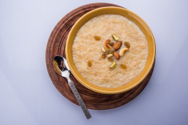tatlı Kheer veya koyak payasa, gil-e-firdaus, fereni olarak da bilinen dik Khurma Seviyan, popüler tatlı tabağı