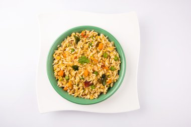 sambar pirinç / pirinç sambar / sambar pirinç ile karışık, lezzetli güney hint çanak bir pişmiş toprak kase, izole servis