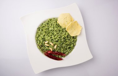 palak pirinç / ıspanak pirinç seramik bir kase servis