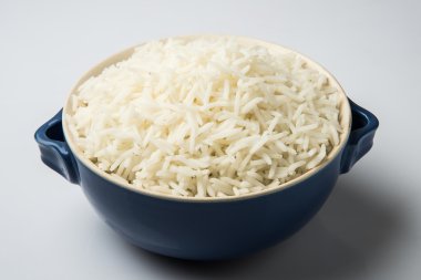 Bir pirinç kase içinde basmati pirinç, pişmiş basmati pirinç, pişmiş sade pirinç, pişmiş beyaz basmati pirinç, buğulanmış basmati pirinç