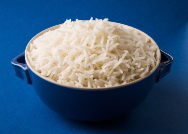 Bir pirinç kase içinde basmati pirinç, pişmiş basmati pirinç, pişmiş sade pirinç, pişmiş beyaz basmati pirinç, buğulanmış basmati pirinç