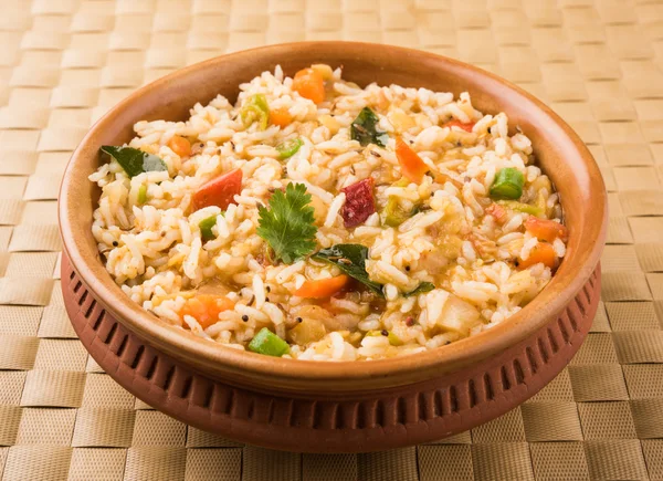 桑巴米 / 米桑巴 / 桑巴混合大米， 美味的南印度菜在陶碗中供应， 孤立 — 图库照片