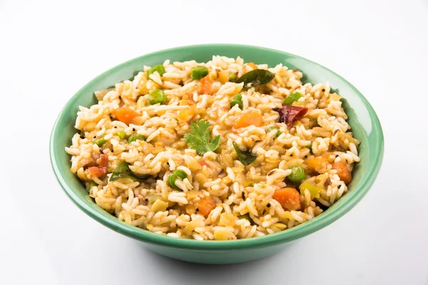 桑巴米 / 米桑巴 / 桑巴混合大米， 美味的南印度菜在陶碗中供应， 孤立 — 图库照片