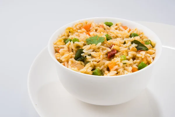 Sambar rijst/rijst Sambar/Sambar vermengd met rijst, smakelijke Zuid-Indiase gerecht geserveerd in een terracotta Bowl, geïsoleerd — Stockfoto