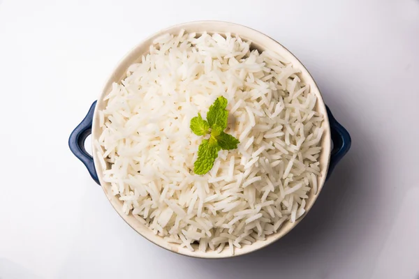 Rýže Basmati v mosazné misce, rýže Basmati, vařená prostá rýže, vařená bílá rýže Basmati, dušená rýže Basmati — Stock fotografie