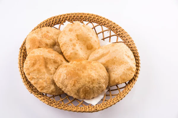 Poori / Puri isolado em branco — Fotografia de Stock